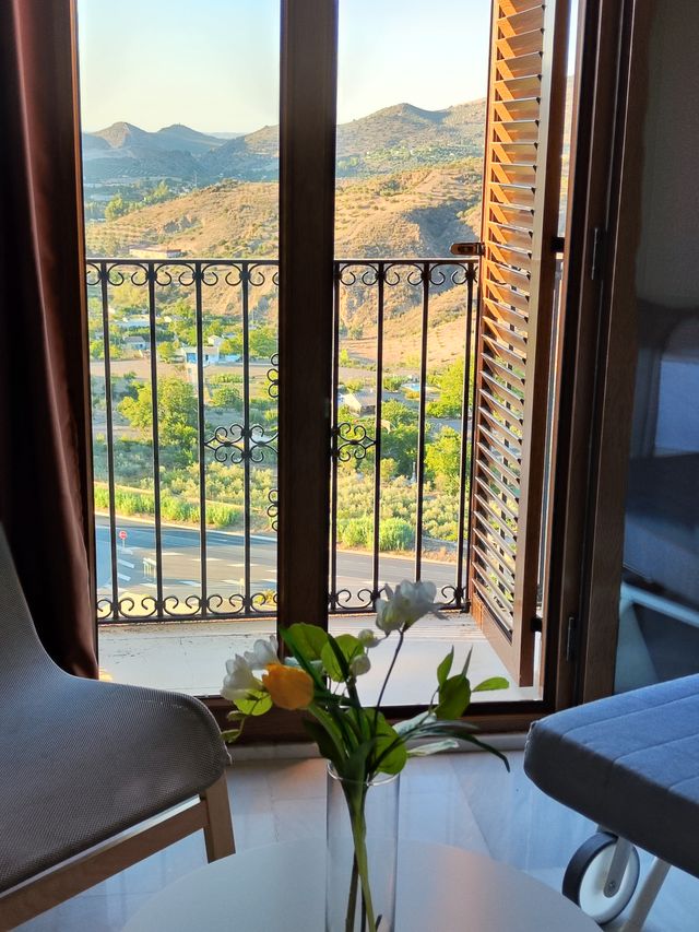 Balcón abierto de la habitación, con vistas a la vega de Priego y las sierras